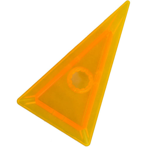 Высокий непрозрачный треугольник c отверстием посередине 